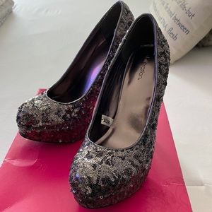 Women’s holiday heels 👠